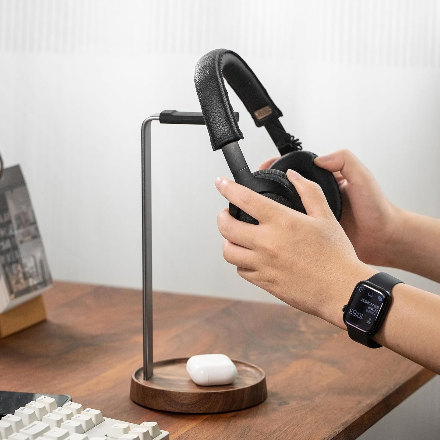 muso - Walnut Headphone Stand, Universal Headset Stand with Storage Base, Wood Desktop Headphone Holder for Gaming Headset and Music Headset - Serious Techies