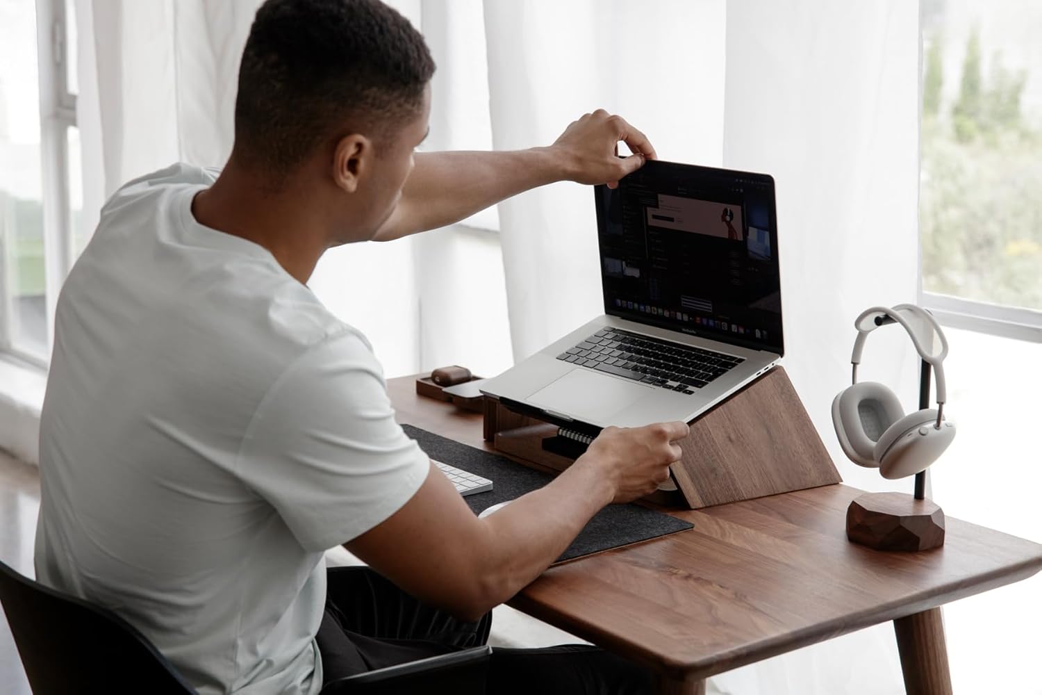 Oakywood - Walnut Wooden Slanted Laptop Stand - Ergonomic Desk Laptop Riser & Holder - 50X25X15Cm - Fits 15-16 Inch Laptops - Serious Techies