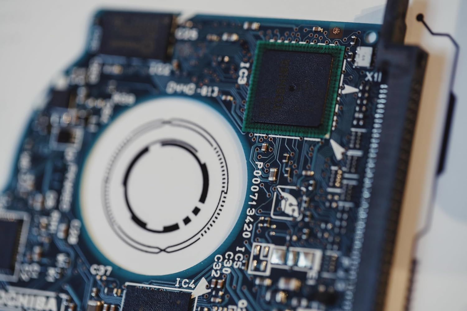  Funbox Design - Framed Teardown Wall Art for Apple Ipod4 Special Edition Retro Music Tech Decor Digital Collectible Made from Original Shell Gift for Him Fans and Collectors (For Ipod 4 Classic) - Serious Techies