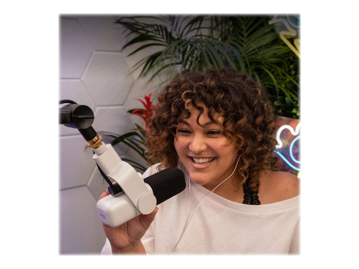 Logitech - Blue Sona Active Dynamic XLR Broadcast Microphone - Off-White - Microphone - Off-White - Serious Techies